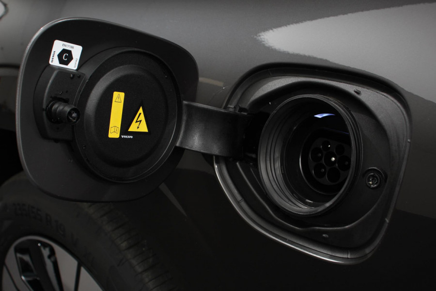 Volvo XC60 2.0 T6 Plug-in hybrid AWD Plus Dark Automaat | Leder | Navigatie | Google | Harman Kardon | Panorama dak | Lichtmetalen Velgen 19" | Dab | Stoelverwarming | Camera | Led