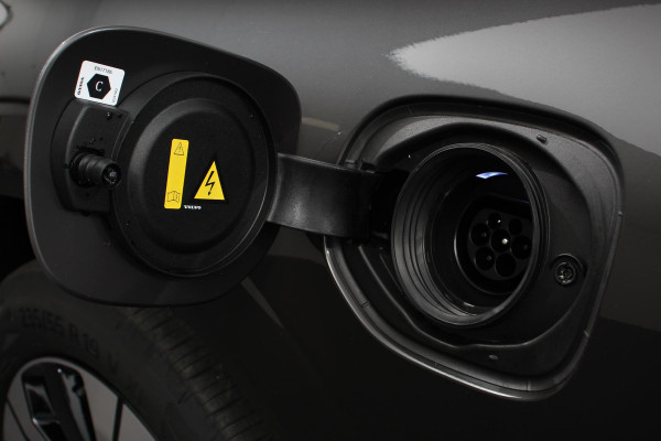 Volvo XC60 2.0 T6 Plug-in hybrid AWD Plus Dark Automaat | Leder | Navigatie | Google | Harman Kardon | Panorama dak | Lichtmetalen Velgen 19" | Dab | Stoelverwarming | Camera | Led