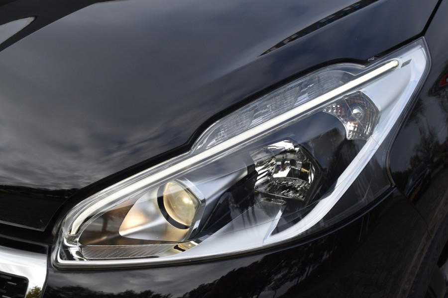 Peugeot 208 1.2 PureTech Signature / Carplay / Navi / Trekhaak / Airco / 17" LM / PDC Peugeot 208 1.2 PureTech Signature / Carplay / Navi / Trekhaak / Airco / 17" LM / PDC