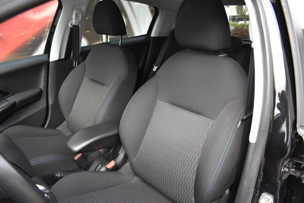 Peugeot 208 1.2 PureTech Signature / Carplay / Navi / Trekhaak / Airco / 17" LM / PDC Peugeot 208 1.2 PureTech Signature / Carplay / Navi / Trekhaak / Airco / 17" LM / PDC