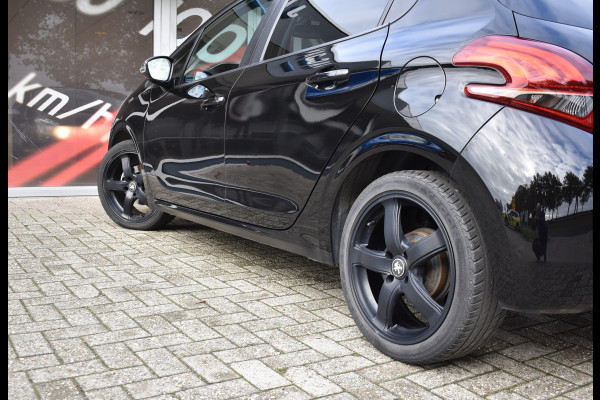 Peugeot 208 1.2 PureTech Signature / Carplay / Navi / Trekhaak / Airco / 17" LM / PDC Peugeot 208 1.2 PureTech Signature / Carplay / Navi / Trekhaak / Airco / 17" LM / PDC