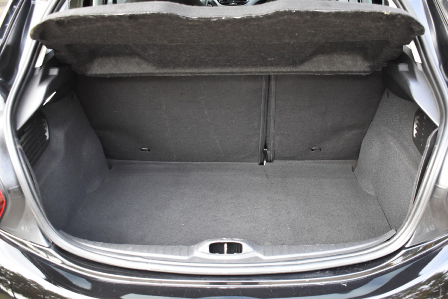 Peugeot 208 1.2 PureTech Signature / Carplay / Navi / Trekhaak / Airco / 17" LM / PDC Peugeot 208 1.2 PureTech Signature / Carplay / Navi / Trekhaak / Airco / 17" LM / PDC