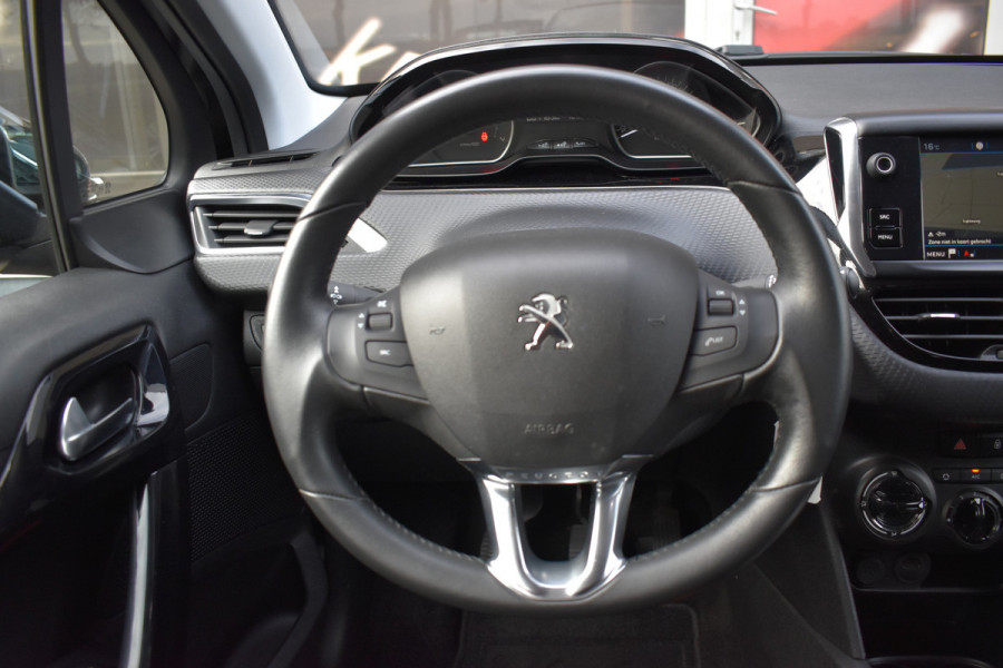 Peugeot 208 1.2 PureTech Signature / Carplay / Navi / Trekhaak / Airco / 17" LM / PDC Peugeot 208 1.2 PureTech Signature / Carplay / Navi / Trekhaak / Airco / 17" LM / PDC