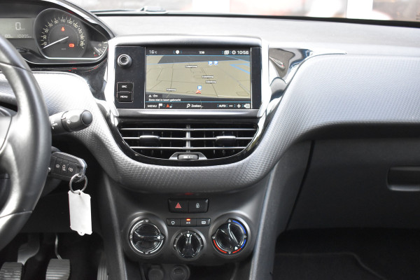 Peugeot 208 1.2 PureTech Signature / Carplay / Navi / Trekhaak / Airco / 17" LM / PDC Peugeot 208 1.2 PureTech Signature / Carplay / Navi / Trekhaak / Airco / 17" LM / PDC