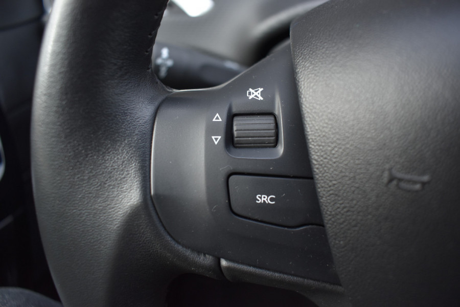 Peugeot 208 1.2 PureTech Signature / Carplay / Navi / Trekhaak / Airco / 17" LM / PDC Peugeot 208 1.2 PureTech Signature / Carplay / Navi / Trekhaak / Airco / 17" LM / PDC