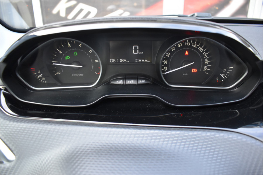 Peugeot 208 1.2 PureTech Signature / Carplay / Navi / Trekhaak / Airco / 17" LM / PDC Peugeot 208 1.2 PureTech Signature / Carplay / Navi / Trekhaak / Airco / 17" LM / PDC