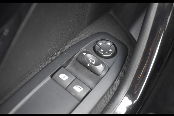 Peugeot 208 1.2 PureTech Signature / Carplay / Navi / Trekhaak / Airco / 17" LM / PDC Peugeot 208 1.2 PureTech Signature / Carplay / Navi / Trekhaak / Airco / 17" LM / PDC