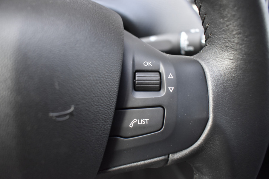 Peugeot 208 1.2 PureTech Signature / Carplay / Navi / Trekhaak / Airco / 17" LM / PDC Peugeot 208 1.2 PureTech Signature / Carplay / Navi / Trekhaak / Airco / 17" LM / PDC