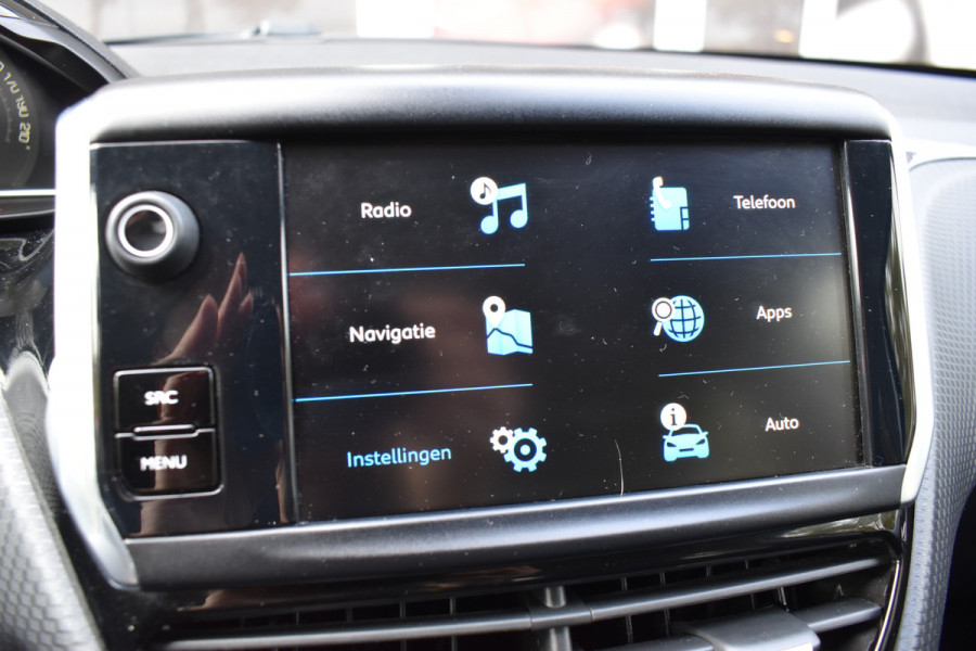 Peugeot 208 1.2 PureTech Signature / Carplay / Navi / Trekhaak / Airco / 17" LM / PDC Peugeot 208 1.2 PureTech Signature / Carplay / Navi / Trekhaak / Airco / 17" LM / PDC