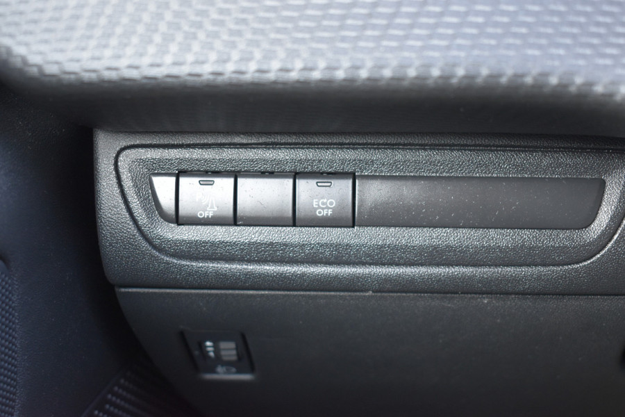 Peugeot 208 1.2 PureTech Signature / Carplay / Navi / Trekhaak / Airco / 17" LM / PDC Peugeot 208 1.2 PureTech Signature / Carplay / Navi / Trekhaak / Airco / 17" LM / PDC