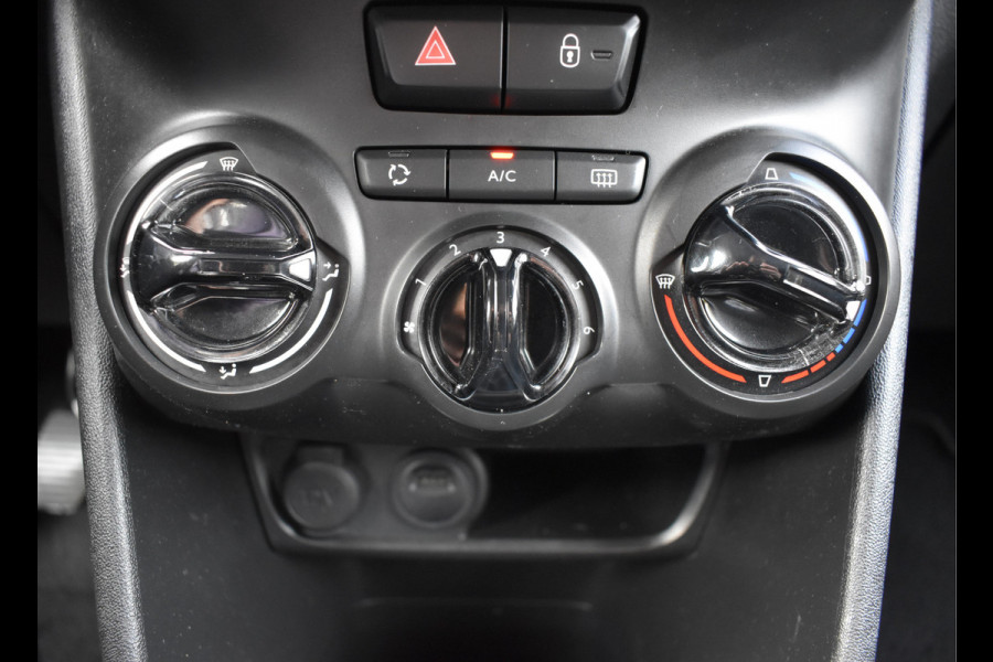 Peugeot 208 1.2 PureTech Signature / Carplay / Navi / Trekhaak / Airco / 17" LM / PDC Peugeot 208 1.2 PureTech Signature / Carplay / Navi / Trekhaak / Airco / 17" LM / PDC