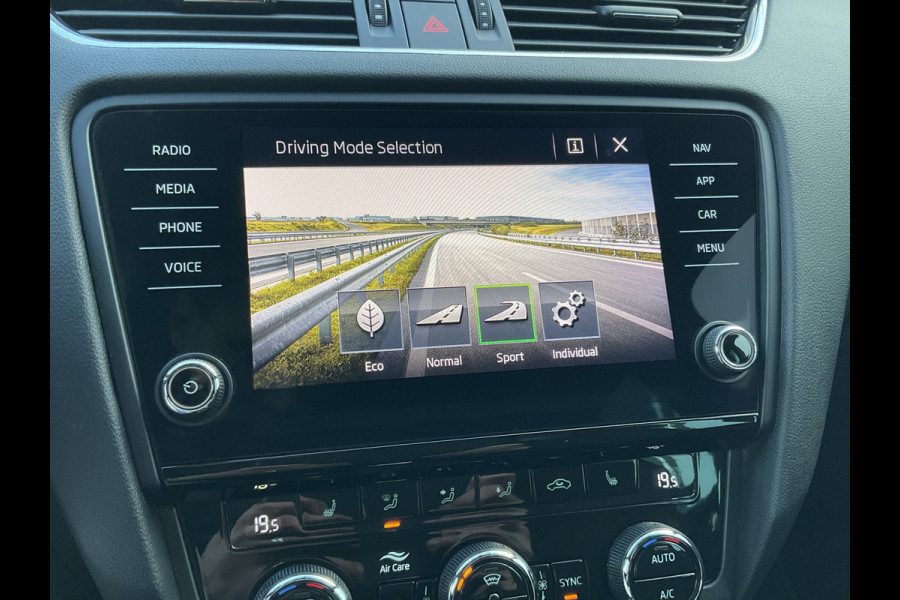Škoda Octavia Combi 2.0 TSI RS 245PK Sportzetels Nav/Cam Carplay Stoelverw Elek.Klep Race-Blue Voll.Onderhouden!