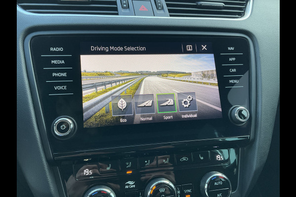 Škoda Octavia Combi 2.0 TSI RS 245PK Sportzetels Nav/Cam Carplay Stoelverw Elek.Klep Race-Blue Voll.Onderhouden!