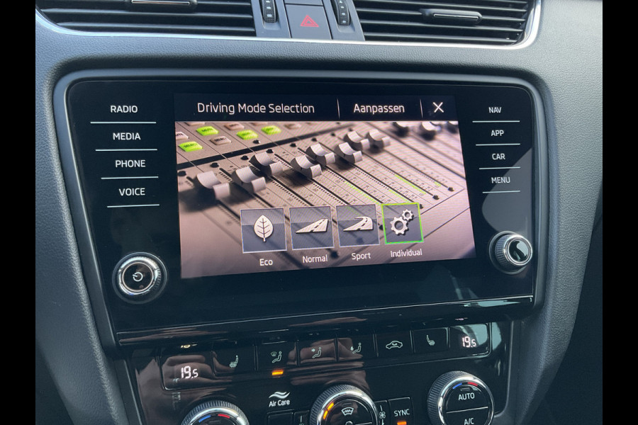 Škoda Octavia Combi 2.0 TSI RS 245PK Sportzetels Nav/Cam Carplay Stoelverw Elek.Klep Race-Blue Voll.Onderhouden!