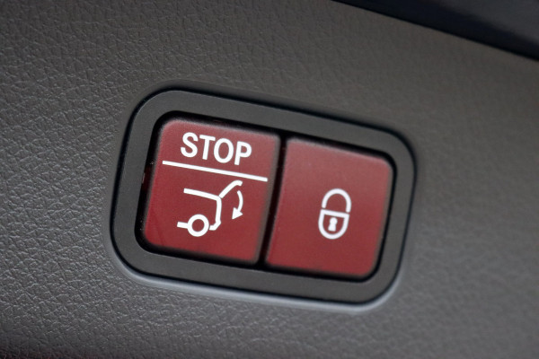 Mercedes-Benz GLC 400e 4MATIC AMG Line | Airmatic | Achterasbesturing | Distronic+ | Memory | Trekhaak | Digital Light | Surround Camera | Verwarmd Stuurwiel | Nightpakket |