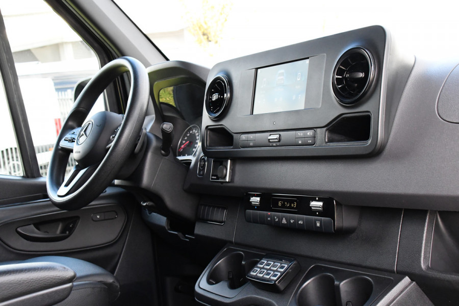 Mercedes-Benz Sprinter 519 3.0 CDI L3H2 PB Edition Camera, Cruise, Carplay, 3500kg Trekhaak, LED, Standkachel, Stoelverwarming, Automaat, Multimedia, Uniek! Mercedes-Benz Sprinter 519 3.0 CDI L3H2 PB Edition Camera, Cruise, Carplay, 3500kg Trekhaak, LED, Standkachel, Stoelverwarming, Automaat, Multimedia, Uniek!