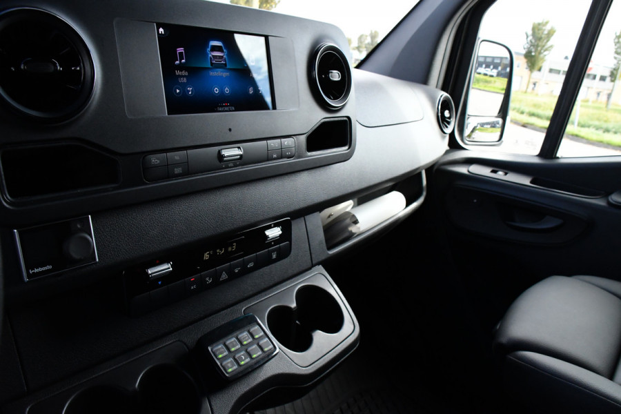 Mercedes-Benz Sprinter 519 3.0 CDI L3H2 PB Edition Camera, Cruise, Carplay, 3500kg Trekhaak, LED, Standkachel, Stoelverwarming, Automaat, Multimedia, Uniek! Mercedes-Benz Sprinter 519 3.0 CDI L3H2 PB Edition Camera, Cruise, Carplay, 3500kg Trekhaak, LED, Standkachel, Stoelverwarming, Automaat, Multimedia, Uniek!