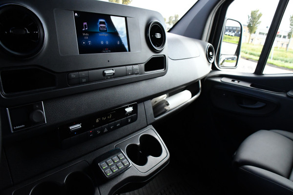 Mercedes-Benz Sprinter 519 3.0 CDI L3H2 PB Edition Camera, Cruise, Carplay, 3500kg Trekhaak, LED, Standkachel, Stoelverwarming, Automaat, Multimedia, Uniek! Mercedes-Benz Sprinter 519 3.0 CDI L3H2 PB Edition Camera, Cruise, Carplay, 3500kg Trekhaak, LED, Standkachel, Stoelverwarming, Automaat, Multimedia, Uniek!