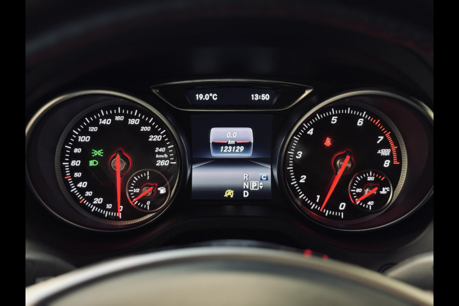 Mercedes-Benz GLA 180 Sport Edition Premium AMG Line | Trekhaak | Camera | Keyless