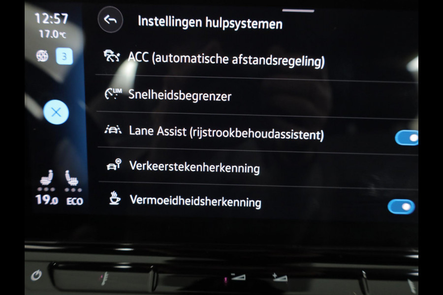 Volkswagen ID.3 First Plus 58 kWh 204pk|19'LM-velgen| Matrix LED| verwarmde voorstoelen Volkswagen ID.3 First Plus 58 kWh 204pk|19'LM-velgen| Matrix LED| verwarmde voorstoelen