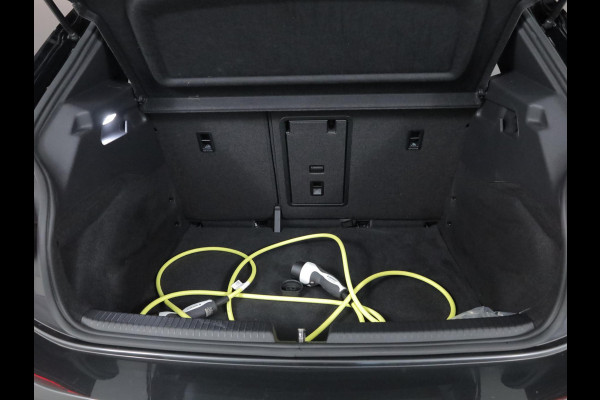 Volkswagen ID.3 First Plus 58 kWh 204pk|19'LM-velgen| Matrix LED| verwarmde voorstoelen Volkswagen ID.3 First Plus 58 kWh 204pk|19'LM-velgen| Matrix LED| verwarmde voorstoelen