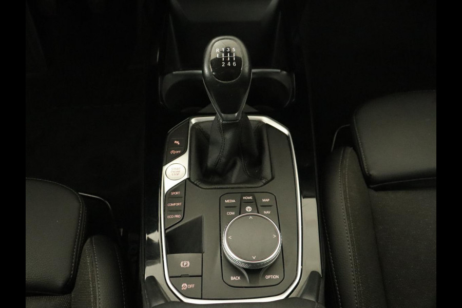BMW 1-serie 118i Sport Line | Sportstoelen | Carplay | Live Cockpit | Full LED | Navigatie | Half leder | Parkeerhulp | Climate control | Cruise control