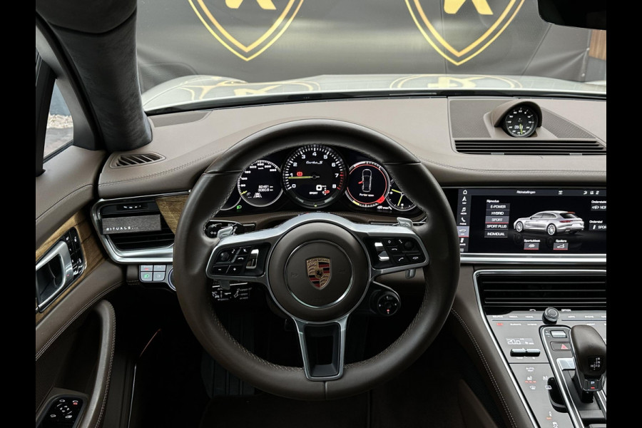 Porsche Panamera Sport Turismo 4.0 Turbo S E-Hybrid Keramisch Panoramadak Sportdesign Sportchrono Vossen 22”LM Krijt Grijs 680 PK!