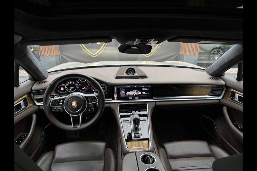 Porsche Panamera Sport Turismo 4.0 Turbo S E-Hybrid Keramisch Panoramadak Sportdesign Sportchrono Vossen 22”LM Krijt Grijs 680 PK!