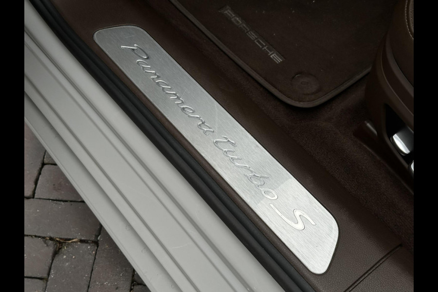 Porsche Panamera Sport Turismo 4.0 Turbo S E-Hybrid Keramisch Panoramadak Sportdesign Sportchrono Vossen 22”LM Krijt Grijs 680 PK!