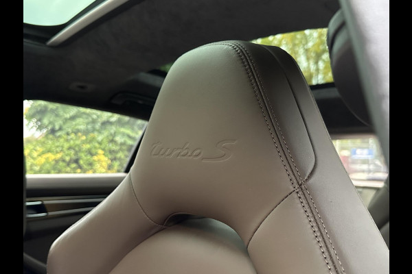 Porsche Panamera Sport Turismo 4.0 Turbo S E-Hybrid Keramisch Panoramadak Sportdesign Sportchrono Vossen 22”LM Krijt Grijs 680 PK!