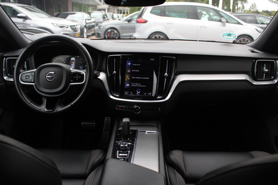 Volvo V60 2.0 B4 R-Design / Trekhaak / Panoramadak / 360Camera / Head-up / Luxe Leder / 19'' / Harman Kardon / Keyless / CarPlay / Stuur+Stoelverwarming / DAB / ACC