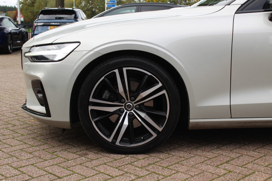 Volvo V60 2.0 B4 R-Design / Trekhaak / Panoramadak / 360Camera / Head-up / Luxe Leder / 19'' / Harman Kardon / Keyless / CarPlay / Stuur+Stoelverwarming / DAB / ACC