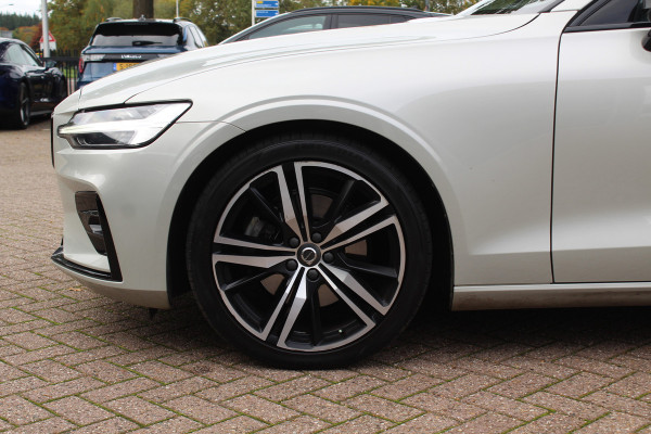 Volvo V60 2.0 B4 R-Design / Trekhaak / Panoramadak / 360Camera / Head-up / Luxe Leder / 19'' / Harman Kardon / Keyless / CarPlay / Stuur+Stoelverwarming / DAB / ACC