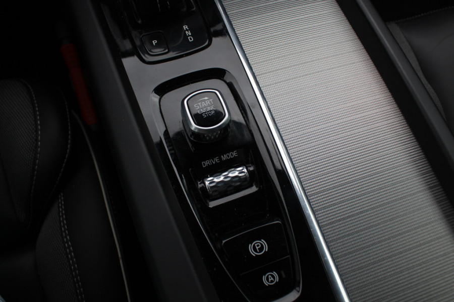 Volvo V60 2.0 B4 R-Design / Trekhaak / Panoramadak / 360Camera / Head-up / Luxe Leder / 19'' / Harman Kardon / Keyless / CarPlay / Stuur+Stoelverwarming / DAB / ACC