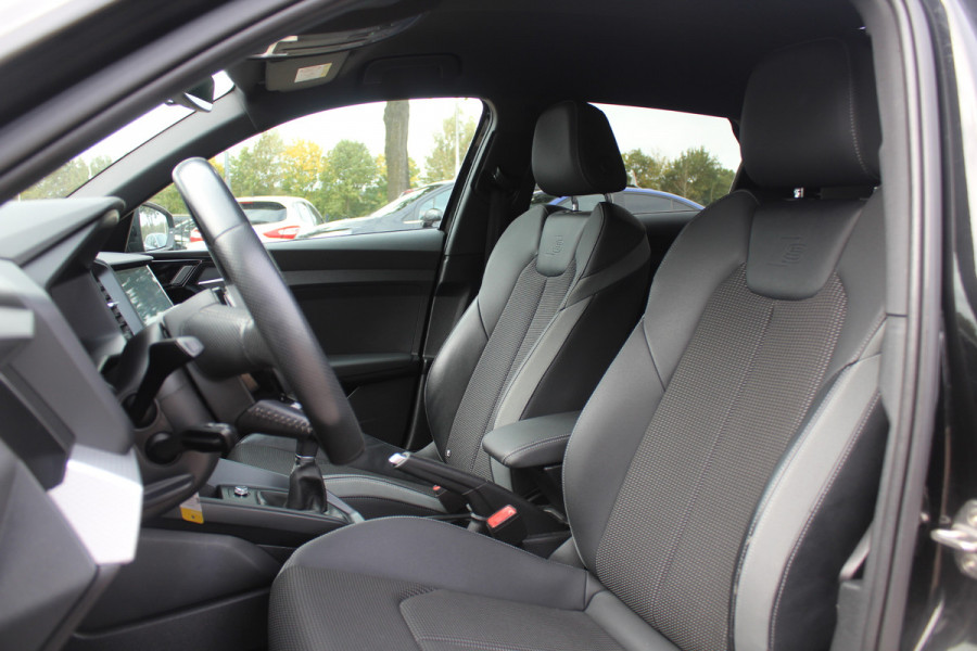 Audi A1 Sportback 30 TFSI Advanced epic S-Line / CarPlay / Parkeerhulp achter / 17'' / Sportstoelen / Getint glas / Cruise Control