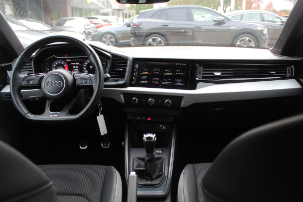 Audi A1 Sportback 30 TFSI Advanced epic S-Line / CarPlay / Parkeerhulp achter / 17'' / Sportstoelen / Getint glas / Cruise Control