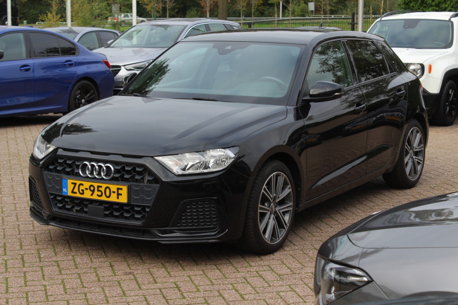 Audi A1 Sportback 30 TFSI Advanced epic S-Line / CarPlay / Parkeerhulp achter / 17'' / Sportstoelen / Getint glas / Cruise Control