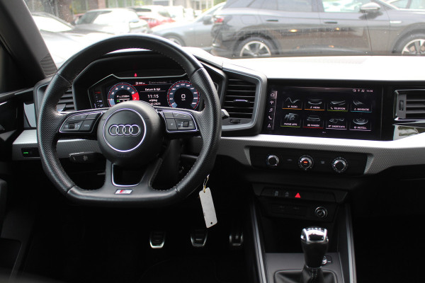 Audi A1 Sportback 30 TFSI Advanced epic S-Line / CarPlay / Parkeerhulp achter / 17'' / Sportstoelen / Getint glas / Cruise Control