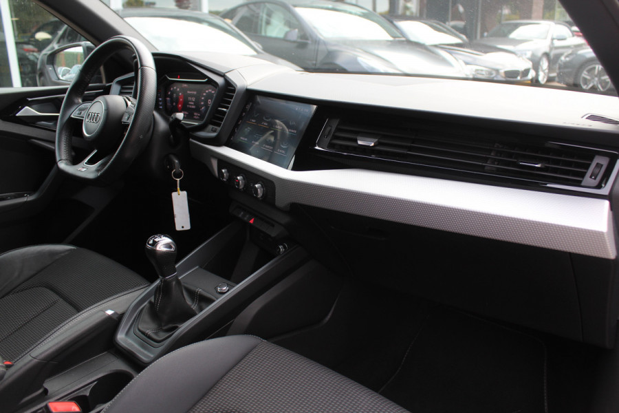 Audi A1 Sportback 30 TFSI Advanced epic S-Line / CarPlay / Parkeerhulp achter / 17'' / Sportstoelen / Getint glas / Cruise Control