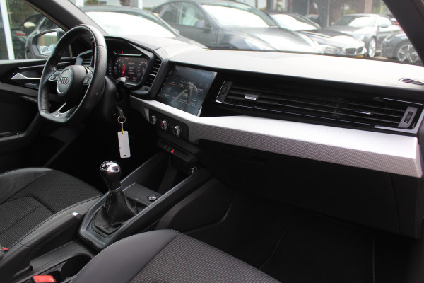 Audi A1 Sportback 30 TFSI Advanced epic S-Line / CarPlay / Parkeerhulp achter / 17'' / Sportstoelen / Getint glas / Cruise Control