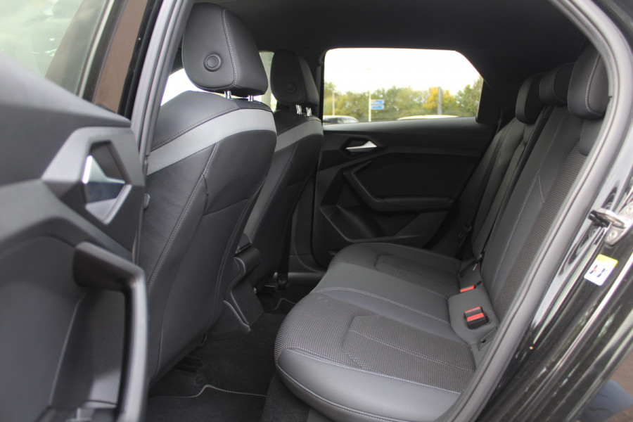 Audi A1 Sportback 30 TFSI Advanced epic S-Line / CarPlay / Parkeerhulp achter / 17'' / Sportstoelen / Getint glas / Cruise Control