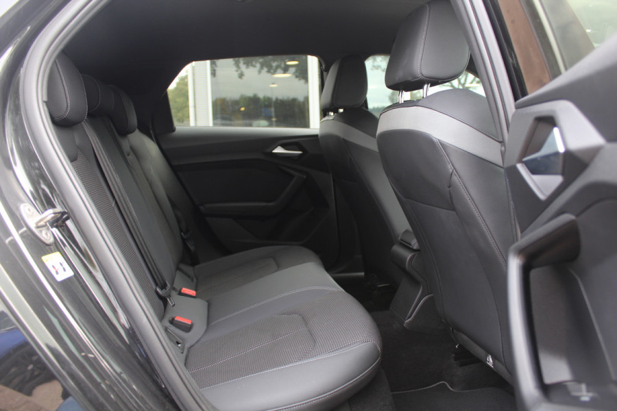 Audi A1 Sportback 30 TFSI Advanced epic S-Line / CarPlay / Parkeerhulp achter / 17'' / Sportstoelen / Getint glas / Cruise Control