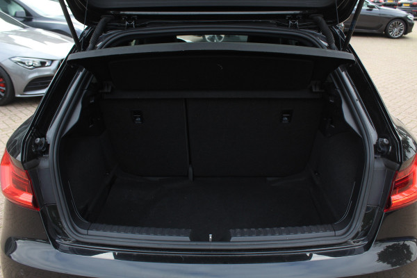 Audi A1 Sportback 30 TFSI Advanced epic S-Line / CarPlay / Parkeerhulp achter / 17'' / Sportstoelen / Getint glas / Cruise Control