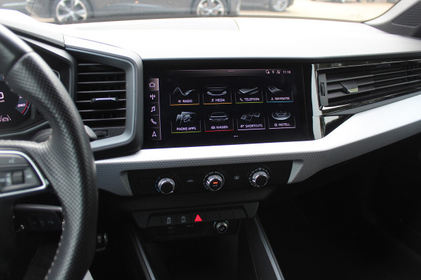 Audi A1 Sportback 30 TFSI Advanced epic S-Line / CarPlay / Parkeerhulp achter / 17'' / Sportstoelen / Getint glas / Cruise Control
