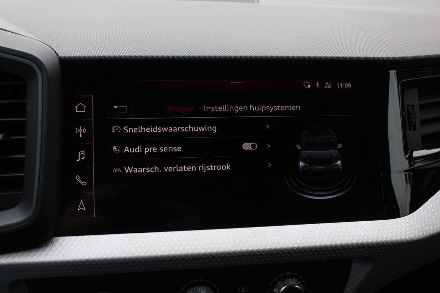 Audi A1 Sportback 30 TFSI Advanced epic S-Line / CarPlay / Parkeerhulp achter / 17'' / Sportstoelen / Getint glas / Cruise Control