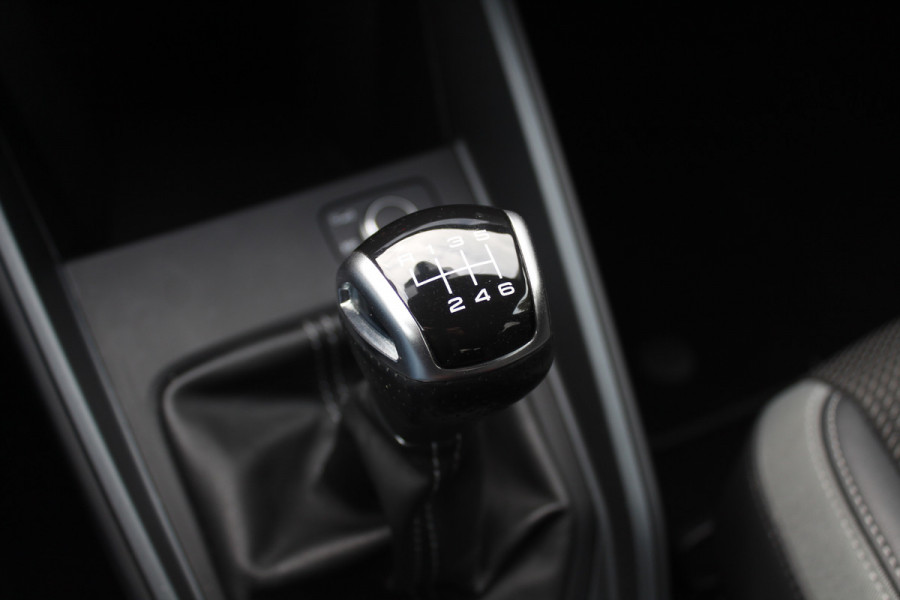 Audi A1 Sportback 30 TFSI Advanced epic S-Line / CarPlay / Parkeerhulp achter / 17'' / Sportstoelen / Getint glas / Cruise Control