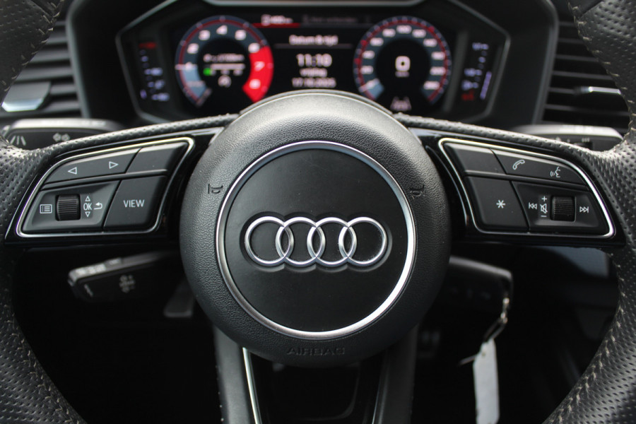 Audi A1 Sportback 30 TFSI Advanced epic S-Line / CarPlay / Parkeerhulp achter / 17'' / Sportstoelen / Getint glas / Cruise Control