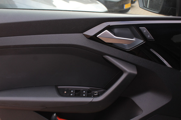 Audi A1 Sportback 30 TFSI Advanced epic S-Line / CarPlay / Parkeerhulp achter / 17'' / Sportstoelen / Getint glas / Cruise Control