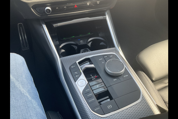 BMW 3-serie 330e xDrive Nieuwstaat Open dak Harman/kordon Elec. t-haak Sportstoelen Headup BMW 3-serie 330e xDrive Nieuwstaat Open dak Harman/kordon Elec. t-haak Sportstoelen Headup