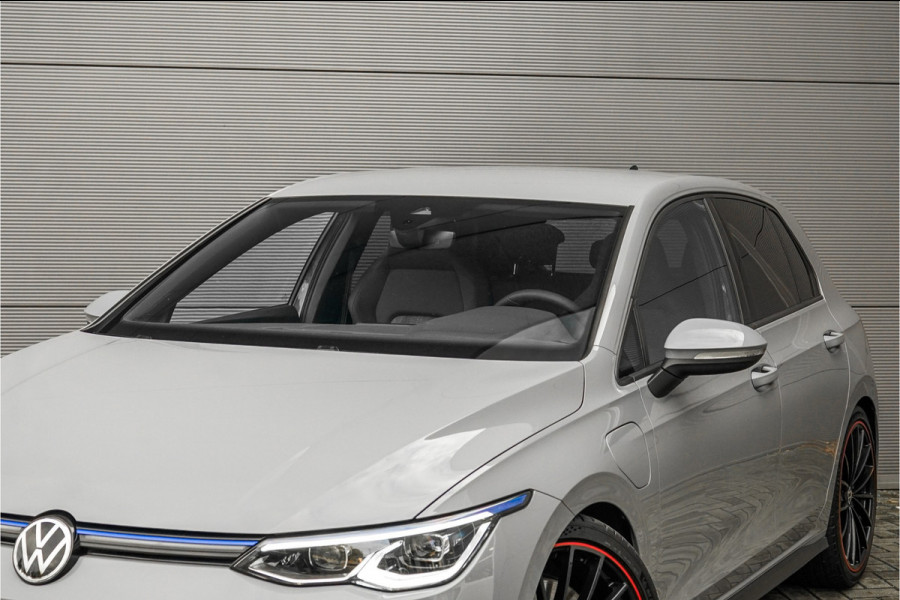 Volkswagen Golf 1.4 eHybrid GTE Black Style IQ Light Trekhaak ACC 19" Volkswagen Golf 1.4 eHybrid GTE Black Style IQ Light Trekhaak ACC 19"